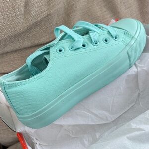 Women’s Low-Top Canvas Sneaker in Teal